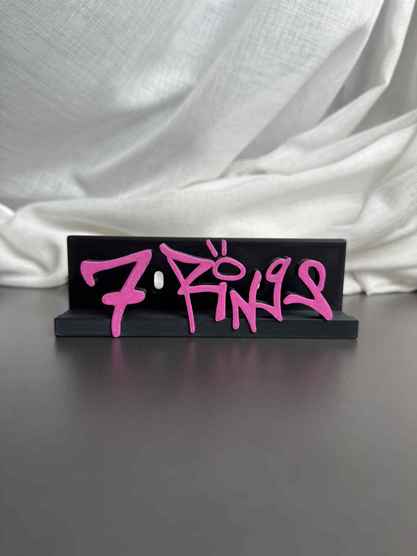 7 Rings - Ariana Grande (Display Stand)