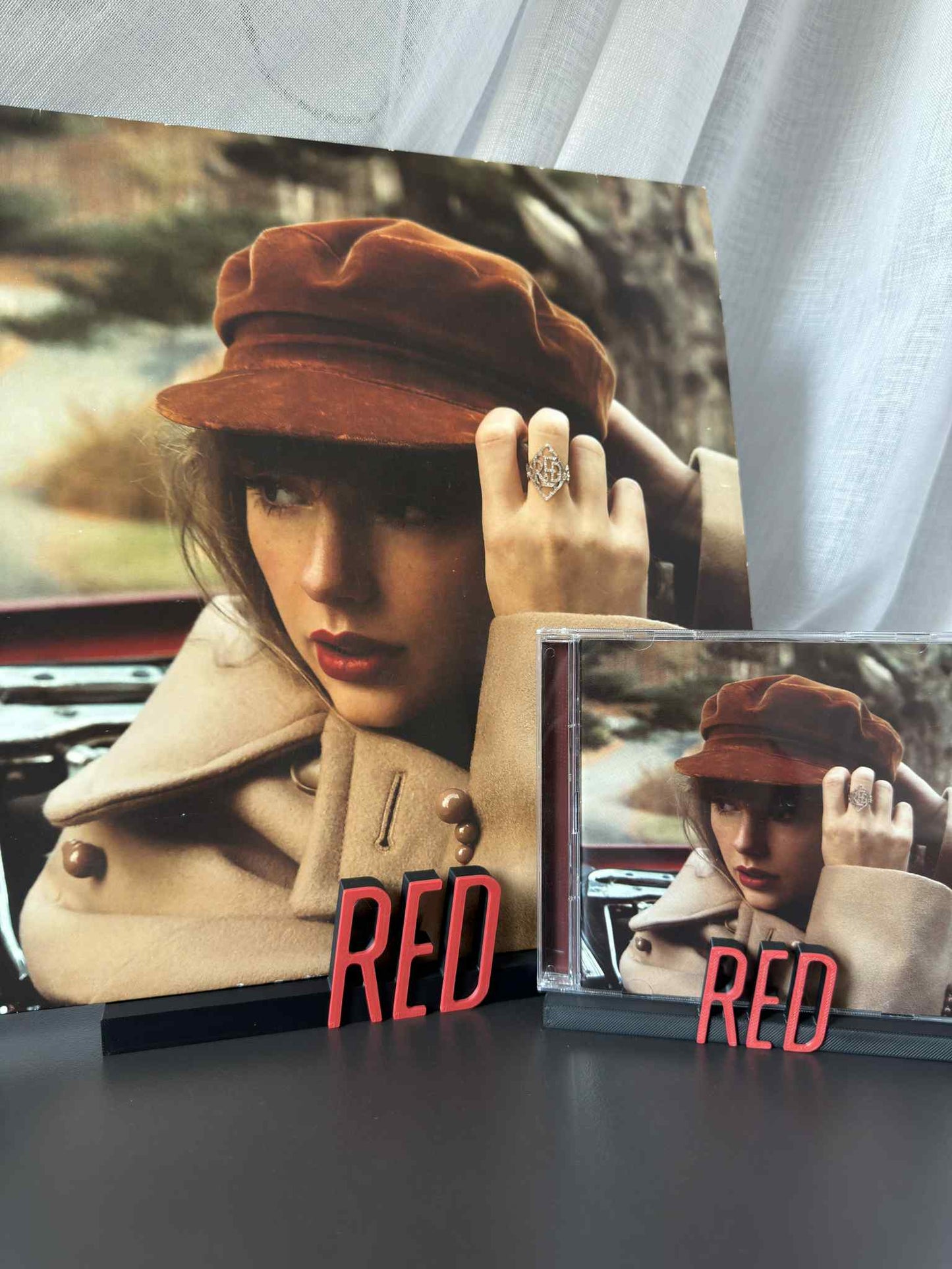RED - Taylor Swift (Display Stand)