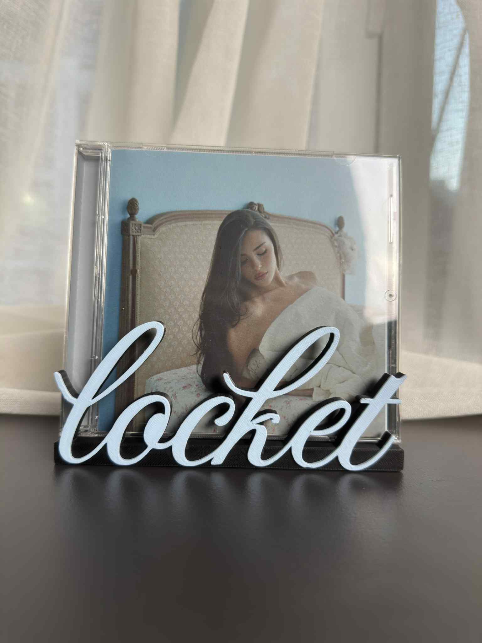 Locket - Madison Beer (Display Stand) – Stand Groove
