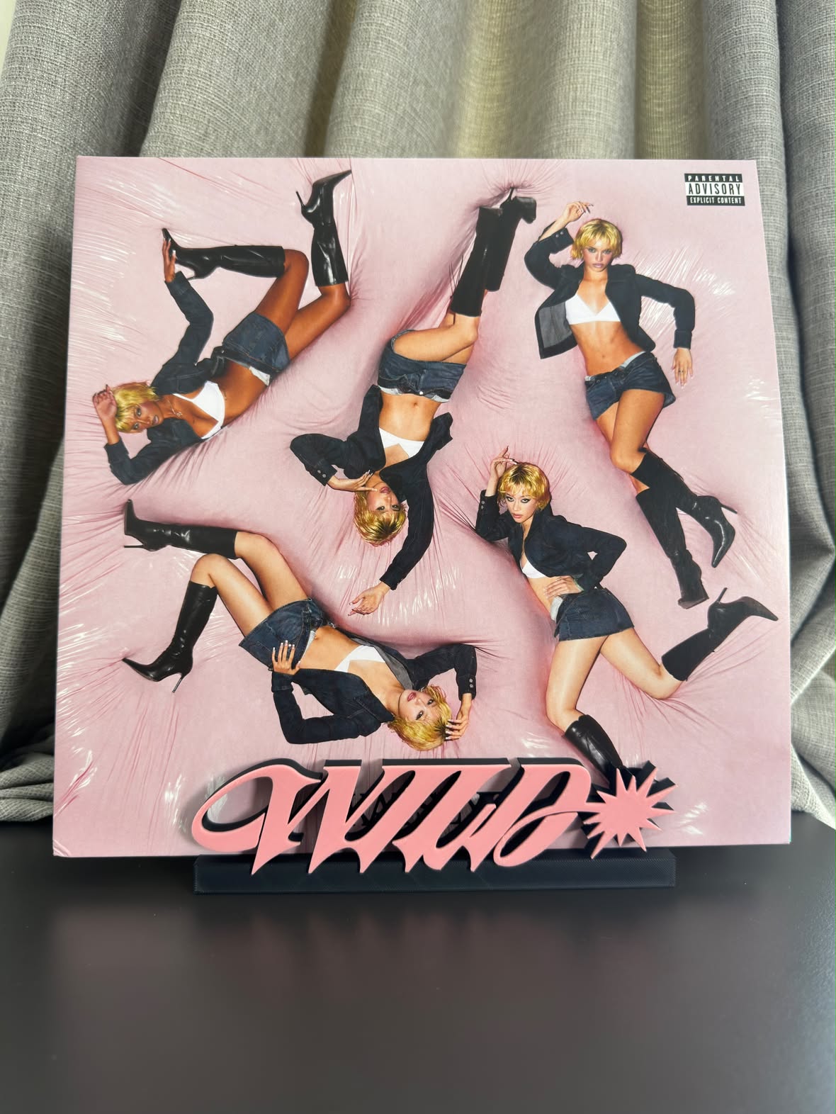 Wild - KATSEYE (Display Stand)