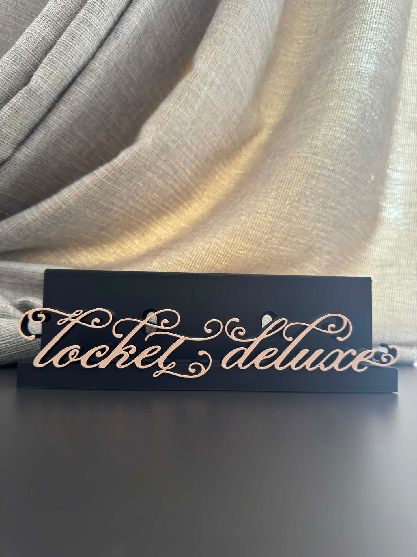 Locket Deluxe - Madison Beer (Display Stand)