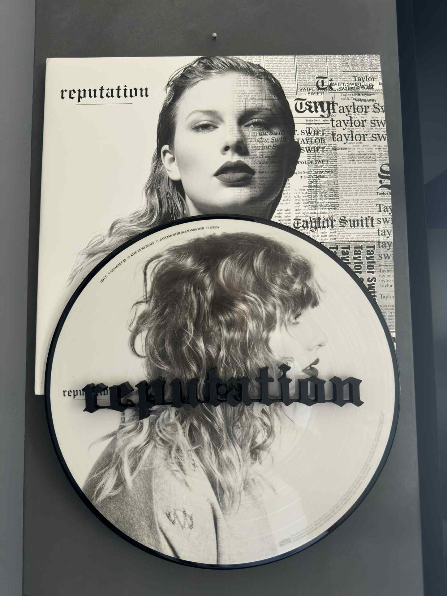 Reputation - Taylor Swift (Wall Displayer)